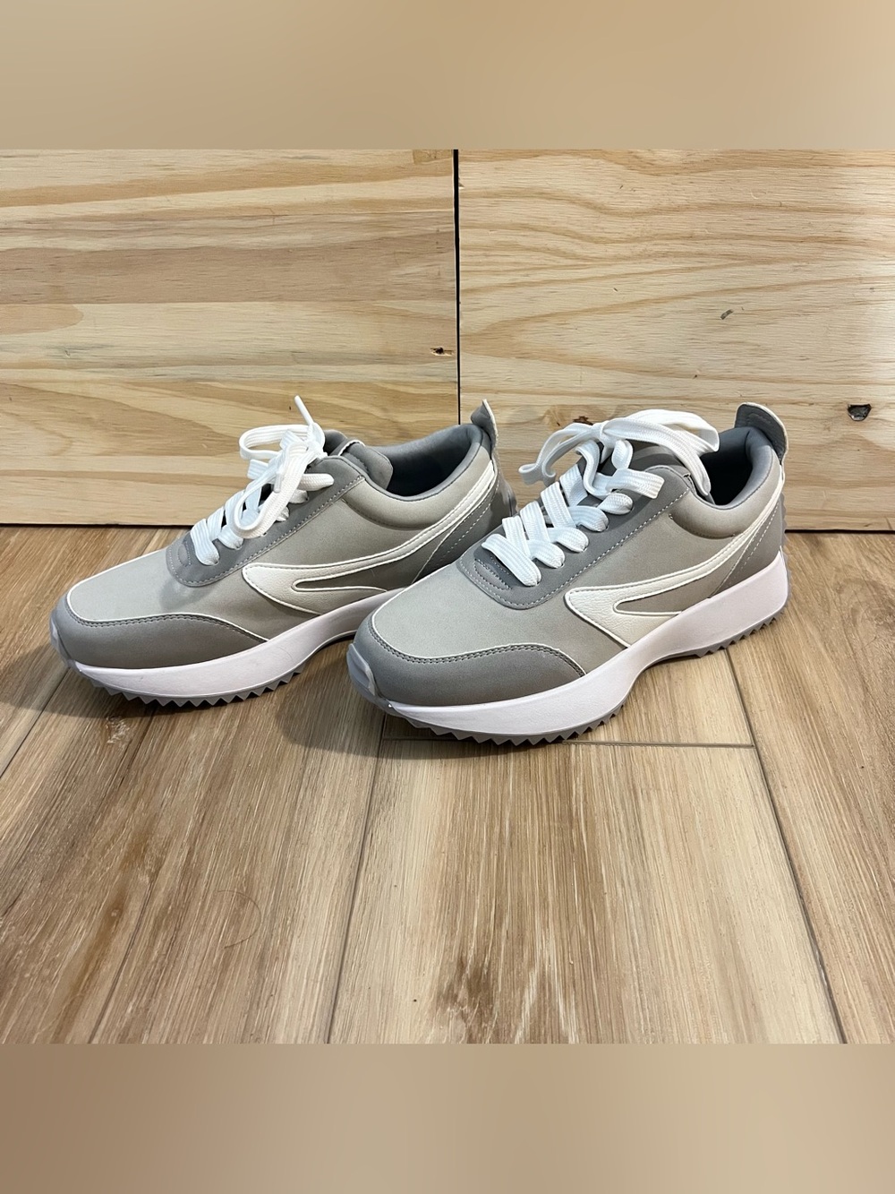 DV Dolce Vita Bossy Grey & White Fashion Sneakers Size 7